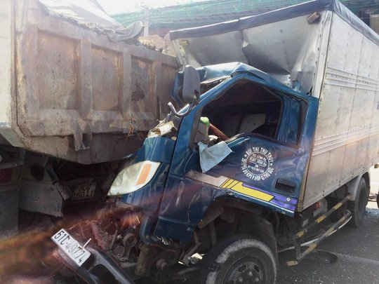 Chiếc xe tải và xe ben phía trước cũng chung cảnh ngộ khi đều bị hư hỏng nặng