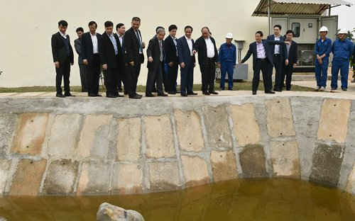 Thủ tướng thị sát khu vực xử lý nước thải của Công ty giấy An Hòa.