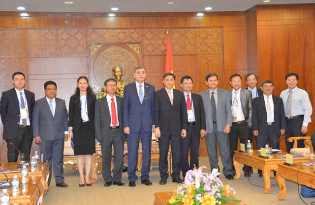 Đoàn cán bộ UBND tỉnh Khánh Hòa và đoàn đại biểu Hoa Kỳ chụp ảnh lưu niệm