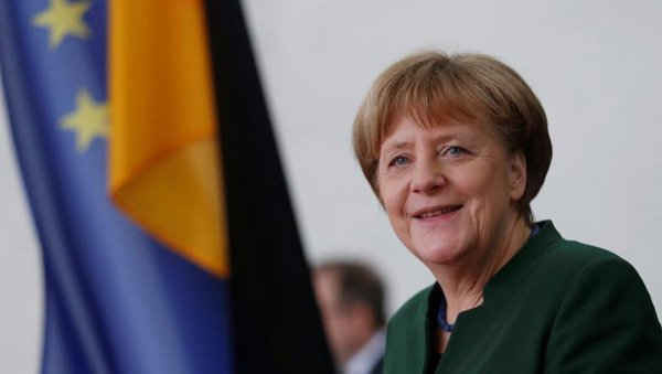 Thủ tướng Đức Angela Merkel chờ đợi sự xuất hiện của ông Antonio Tajani - Chủ tịch mới của Nghị viện châu Âu tại Phủ Thủ tướng Đức ở Berlin vào ngày 24/2/2017. Ảnh: REUTERS / Hannibal Hanschke
