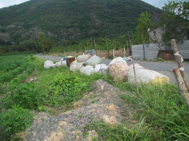 1. Rác thu gom xếp đống bên vệ đường nhiều ngày chưa được xử lý tại khu chôn lấp tạm 15 hecta Tóc Tiên, Tân Thành