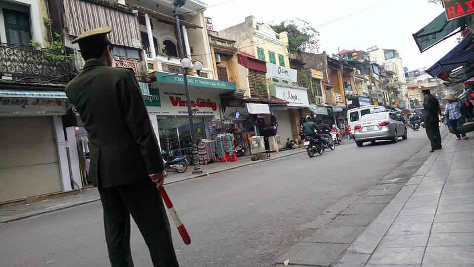 Lực lượng dân phòng trên địa bàn quận Hoàn Kiếm trực trên phố Hàng Ngang. Ảnh M. Đ