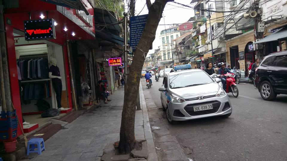 Chiếc xe taxi Ba Sao BKS: 30E - 039.33 bất chấp tất cả đỗ ngay điểm đỗ của xe bus trước số 51 Hàng Đường