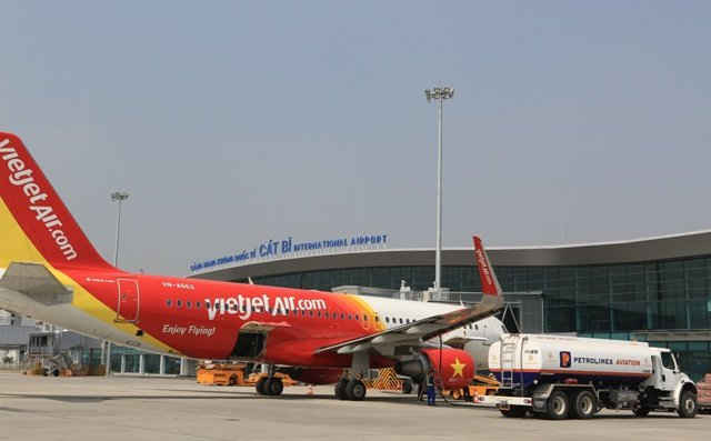 Petrolimex Aviation tra nạp nhiên liệu bay Jet A-1 cho Hãng Hàng không Air France tại Cảng Hàng không Quốc tế Tân Sơn Nhất