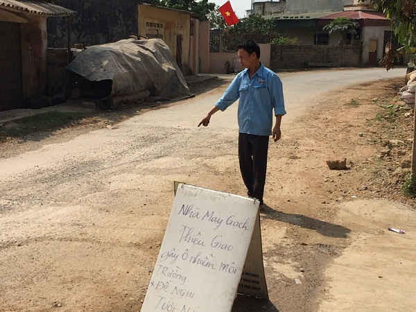 Anh Nguyễn Văn Nghĩa, ở thôn Tiến, xã Đông Lĩnh bức xúc chỉ tay vào đường bị hỏng