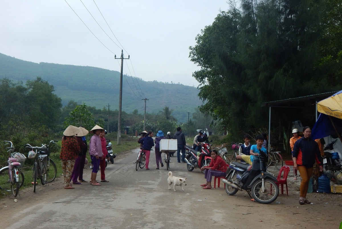 Rất đông người dân thôn Nam Phước bức xúc ra đường chặn xe chở rác