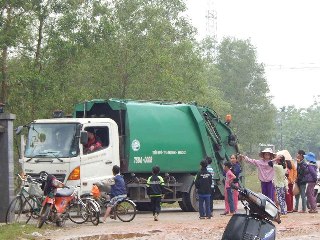 Người dân bức xúc chặn xe chở rác