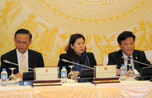 Thứ trưởng Bộ TN&MT Nguyễn Thị Phương Hoa (giữa) tham dự buổi họp báo chiều 01/3