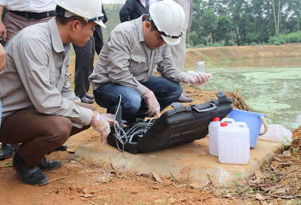 Đoàn công tác Sở TN&MT Yên Bái tiến hành lấy mẫu nước để phân tích một vài chỉ số 