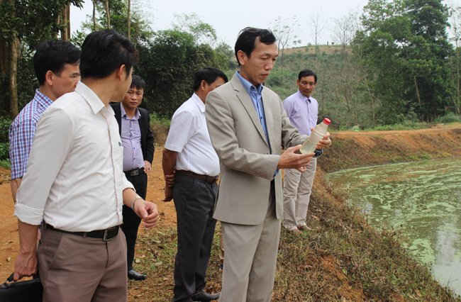 Ông Hà Mạnh Cường – Phó Giám đốc Sở TN&MT tỉnh Yên Bái trực tiếp kiểm tra, đánh giá sơ bộ nước thải trước khi xả ra môi trường