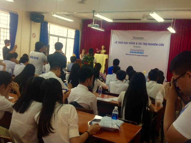 Đại diện HEINEKEN Việt Nam và Trường Đại học Cần Thơ trao học bổng cho 33 sinh viên chuyên ngành môi trường có thành tích học tập tốt.