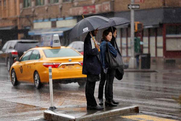 Những người đi bộ chờ đợi để qua đường trong cơn mưa ở New York, Mỹ vào ngày 1/3/2017. Ảnh: REUTERS / Lucas Jackson