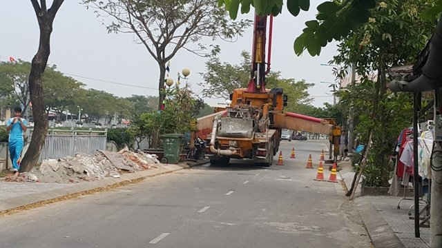 Không chỉ chiếm đường mà trên vỉa hè còn có rất nhiều rác thải xà bần gây ô nhiễm môi trường