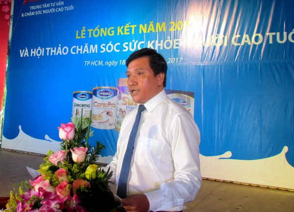 Ông Phan Nguyễn Minh Nhựt - Giám đốc Kinh doanh Vinamilk khu vực TP.HCM, chia sẻ với người tiêu dùng tại TP.HCM những thông tin về Công ty