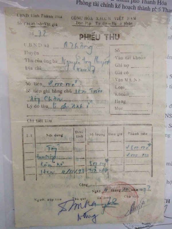 Biên lai thu tiền mua đất của các hộ dân đóng cho UBND xã Quảng Thắng. 