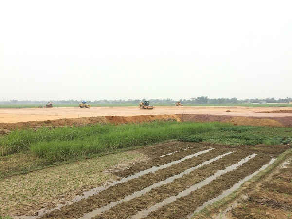 Chưa đầy đủ các thủ tục theo quy định về đất đai, Công ty Quang Phát vẫn ngang nhiên san lấp thực hiện công trình trái phép