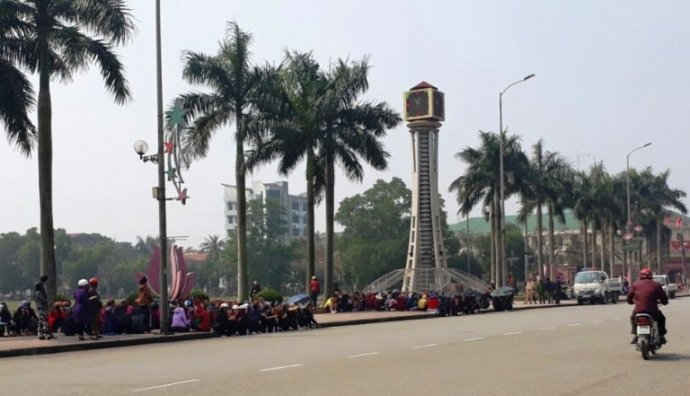 Sáng 3/3, khoảng 300 tiểu thương chợ Hà Tĩnh đồng loạt bãi thị và kéo lên trụ sở UBND tỉnh