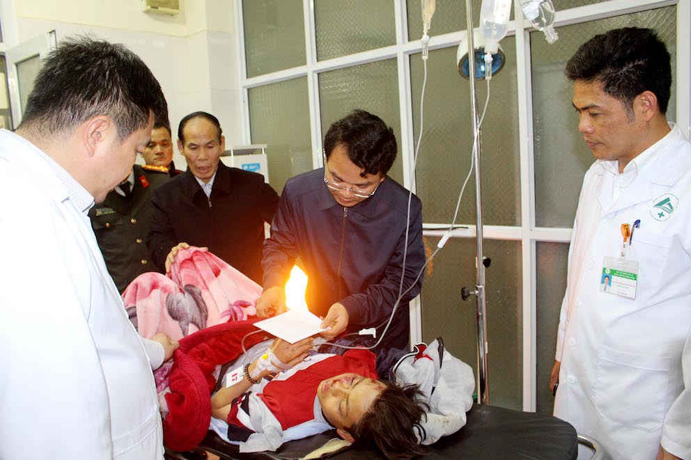  Ông Đặng Xuân Phong, Chủ tịch UBND tỉnh Lào Cai thăm hỏi nạn nhân trong vụ tai nạn.