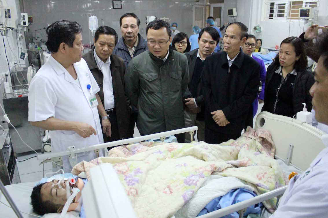 Ông Khuất Việt Hùng, Phó Trưởng ban Ban an toàn giao thông Quốc gia thăm hỏi nạn nhân trong vụ tai nạn. 