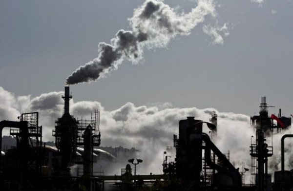 Khói thải vào bầu trời tại một nhà máy lọc dầu ở Wilmington, California ngày 24 tháng 3 2012.