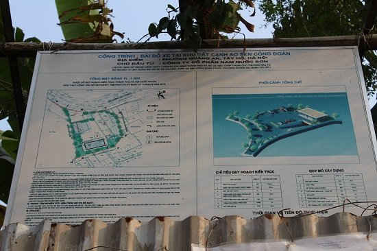 Biển giới thiệu dự án bãi đỗ xe cạnh ao sen Công đoàn, phường Quảng An, quận Tây Hồ