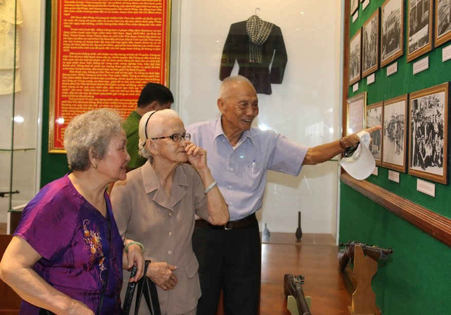 Thân nhân các Anh hùng liệt sỹ Đội cảm tử - Quốc gia Tự vệ cuộc năm xưa xem hiện vật trưng bày trong Nhà truyền thống.