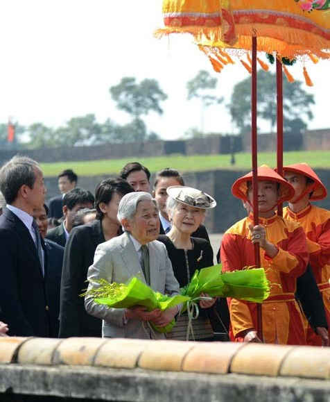 Đoàn rước theo nghi thức cung đình đưa Nhà vua Nhật Bản và Hoàng hậu tiến vào bên trong Đại Nội
