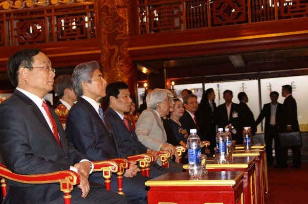 Nhà vua Nhật Bản và Hoàng hậu thưởng thức Nhã nhạc cung đình Huế tại Nhà hát cổ Duyệt Thị Đường 