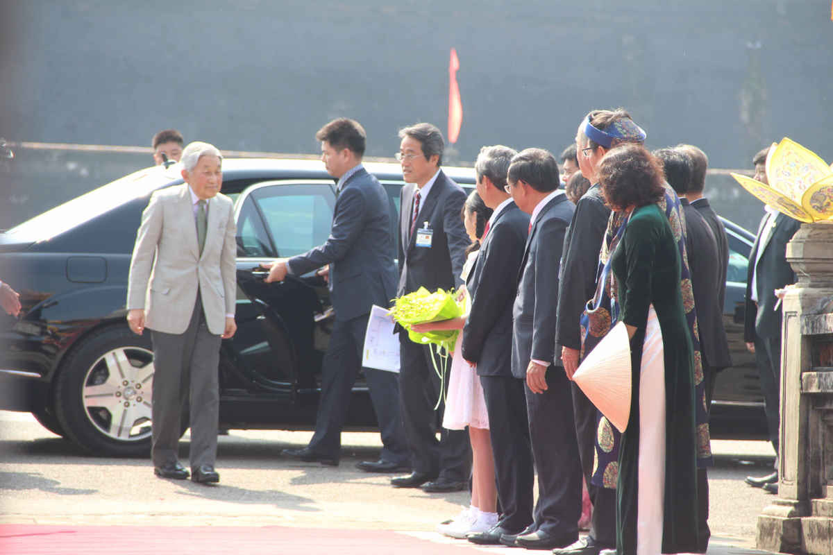 Trước Ngọ môn, lãnh đạo tỉnh Thừa Thiên Huế đã nồng nhiệt chào mừng, tiếp đón Nhà vua và Hoàng hậu Nhật Bản