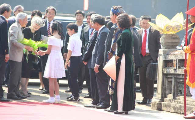 Một thảm đỏ được trải từ đường vào tận lối đi giữa, đến thẳng Điện Thái Hòa, dành riêng đón Nhật hoàng với sự tôn kính