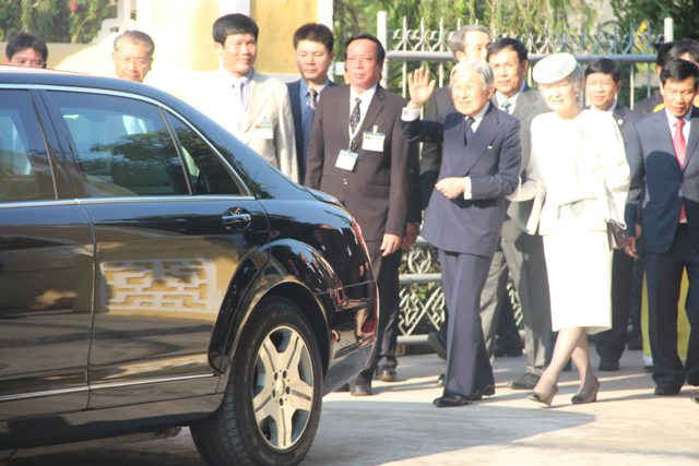 Sau khi kết thúc chuyến thăm di tích Phan Bội Châu, Hoàng hậu cùng Nhà vua Nhật Bản đến thăm hỏi các nhân viên tình nguyện của Tổ chức JICA tại Huế