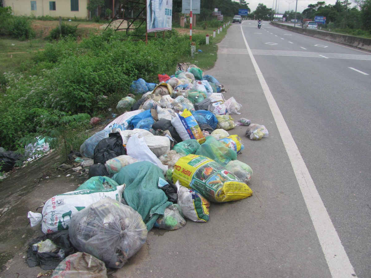 Rác thải chất thành đống được vứt tràn lan dọc hai bên đường