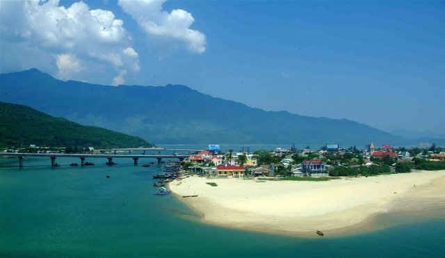 Bờ biển vịnh Lăng Cô (Thừa Thiên Huế), một trong những vịnh đẹp của thế giới