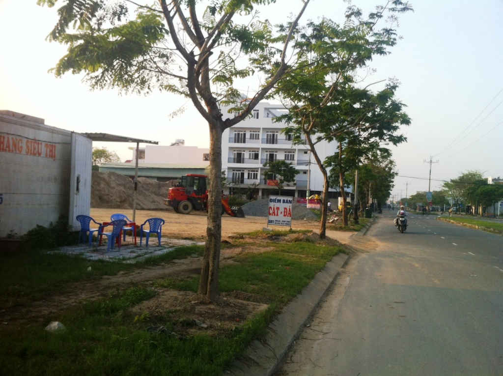 UBND quận Cẩm Lệ đã chỉ đạo Phòng TN&MT quận phối hợp với UBND phường Hòa An và tổ dân phố cùng các đơn vị có bãi tập kết cát, dọn dẹp vệ sinh môi trường xung quanh khu vực, đảm bảo môi trường xanh - sạch - đẹp