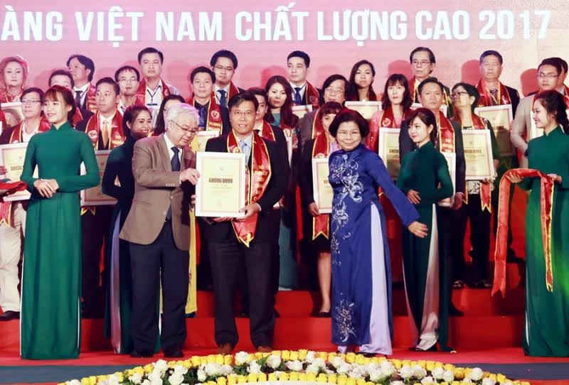 Thay mặt lãnh đạo PVCFC. ông Hoàng Trọng Dũng, Phó Tổng Giám đốc nhận danh hiệu Hàng Việt Nam chất lượng cao cho PVCFC
