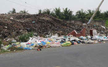 Nhiều người dân  vô ý thức  bỏ rác thải dọc theo tỉnh lộ Cần Đước- Chợ Gạo gây ô nhiễm môi trường và cản trở giao thông.