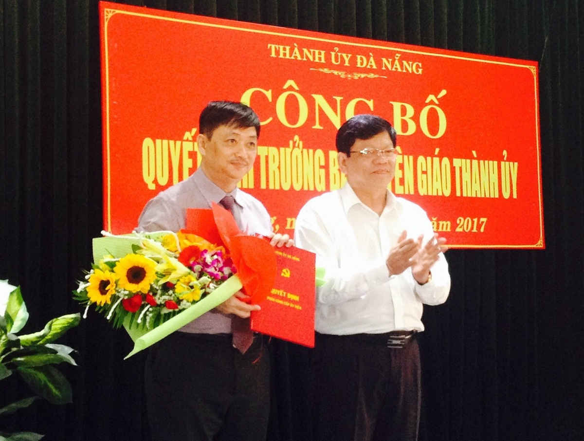 Ông Võ Công Trí, Phó Bí thư Thành uỷ Đà Nẵng tặng hoa chúc mừng ông Đặng Việt Dũng đến nhận nhiệm vụ mới