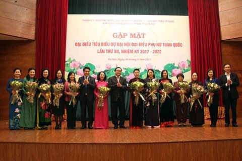 Lãnh đạo TP Hà Nội tặng hoa chúc mừng các đồng chí lãnh đạo Đảng, Nhà nước dự buổi gặp mặt