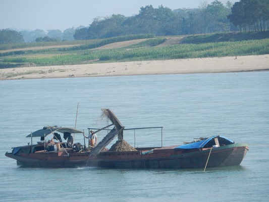 Các thuyền nốc ngang nhiên hút cát trên sông Lam (đoạn qua eo Rú Nguộc, xã Ngọc Sơn)