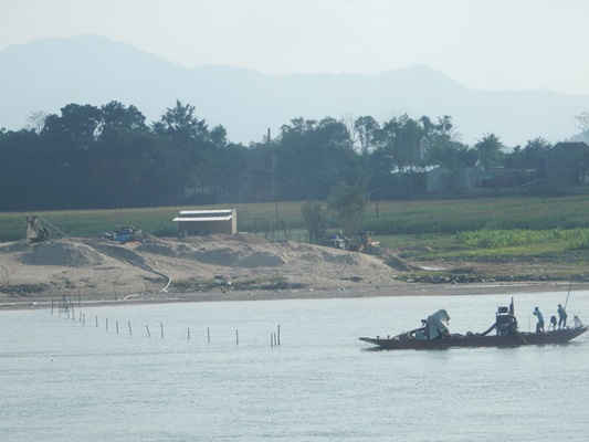 Một bến tại xã Võ Liệt đang hút cát ngay gần bờ lên bến