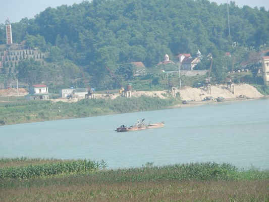 Một thuyền khác cũng đang kha thác cát giữa ban ngày tại xã Thanh Đồng