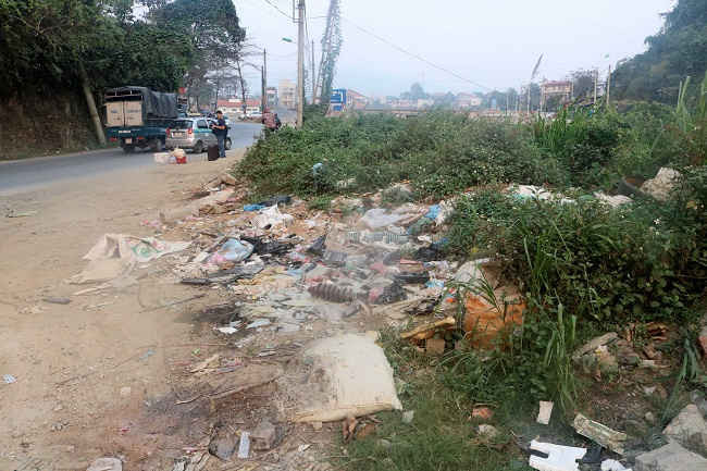 Hiện tượng xả rác bừa bãi vẫn còn diễn ra ở một vài nơi trong địa bàn thành phố, nhất là ven các trục đường giao thông.