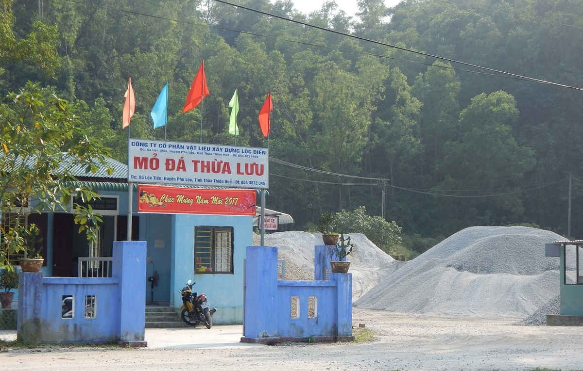 Mỏ đá Thừa Lưu của Công ty CP VLXD Lộc Tiến đóng tại thôn Trung Tiến, xã Lộc Tiến, huyện Phú Lộc