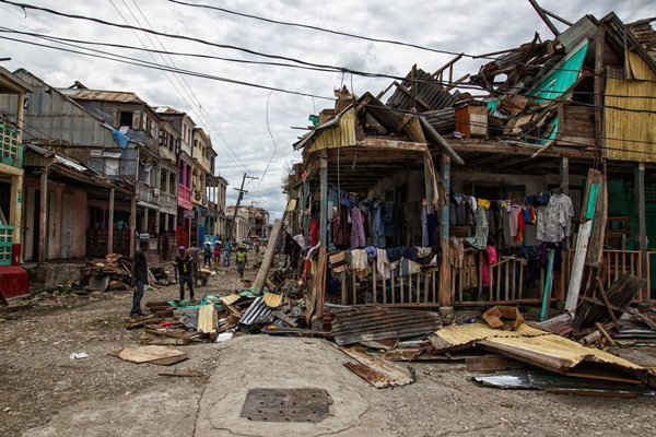 Bão Matthew đổ bộ vào Haiti và gây thiệt hại trên diện rộng ở các thành phố Les Cayes và Jeremie. Ảnh: UN / MINUSTAH / Logan Abassi