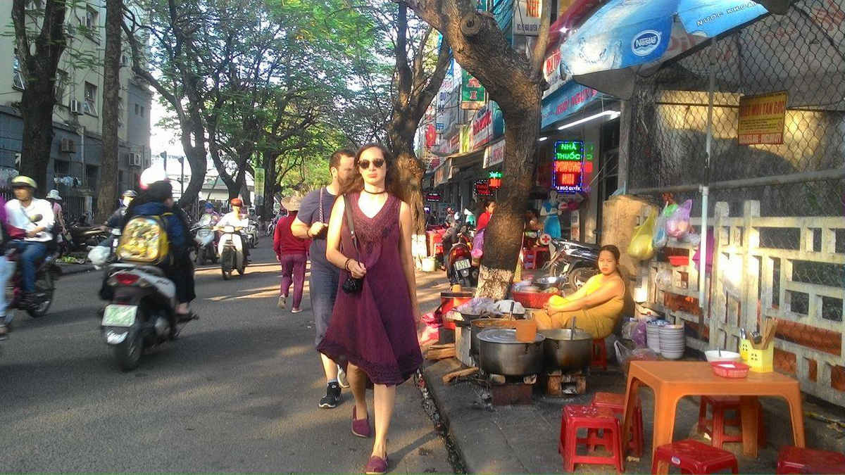 Tình trạng lấn chiếm vỉa hè khiến vỉa để kinh doanh trên đường phố Huế khiến nhiều du khách, người đi bộ bức xúc