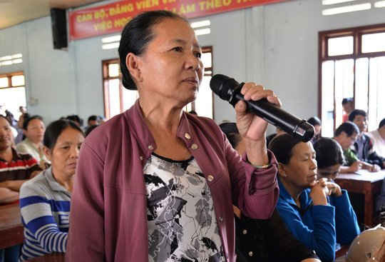 Đại diện người dân xã Bình Đông, huyện Bình Sơn (Quảng Ngãi) kiến nghị phải di dời dân hoặc nhà máy xi măng để tránh ô nhiễm.