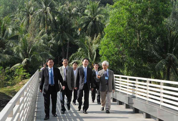 Giáo sư Trần Thanh Vân (bìa phải) hướng dẫn Bộ trưởng tham quan Trung tâm Quốc tế khoa học và liên ngành tại TP Quy Nhơn tỉnh Bình Định do Hội khoa học Gặp Gỡ Việt Nam xây dựng 