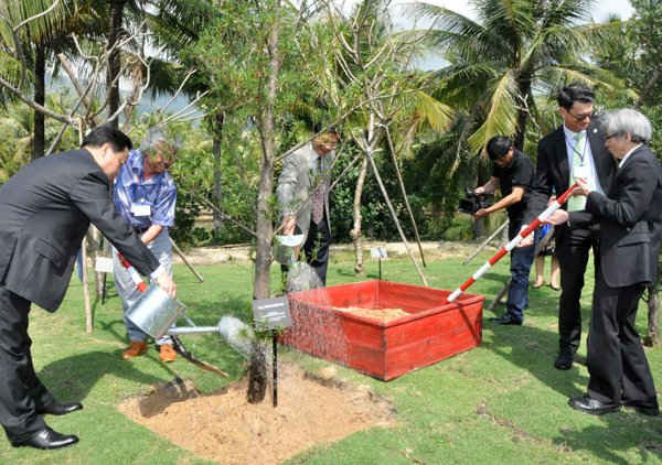 Bộ trưởng và các đại biểu trồng cây lưu niệm tại