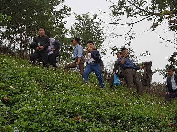 Đoàn công tác kiểm tra thực địa nơi có núi bị nứt dễ gây sụt lở núi đe dọa tới nơi ở của 30 nhà dân ở thôn Cam3, xã cam Cọn, huyện Bảo Yên ( tỉnh Lào Cai). Ảnh do Sở NNPTNT tỉnh Lào Cai cung cấp.