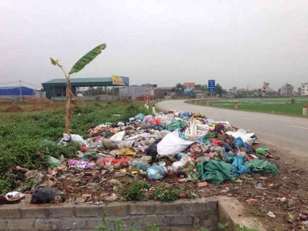 Bãi rác tự phát đổ ở thôn Cậy, xã Long Xuyên